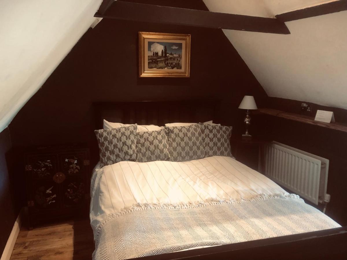 Tudor House - Double Room - Shared Bathroom Goff's Oak Esterno foto