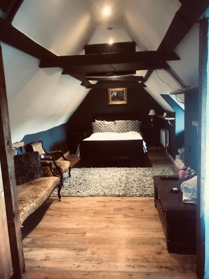 Tudor House - Double Room - Shared Bathroom Goff's Oak Esterno foto