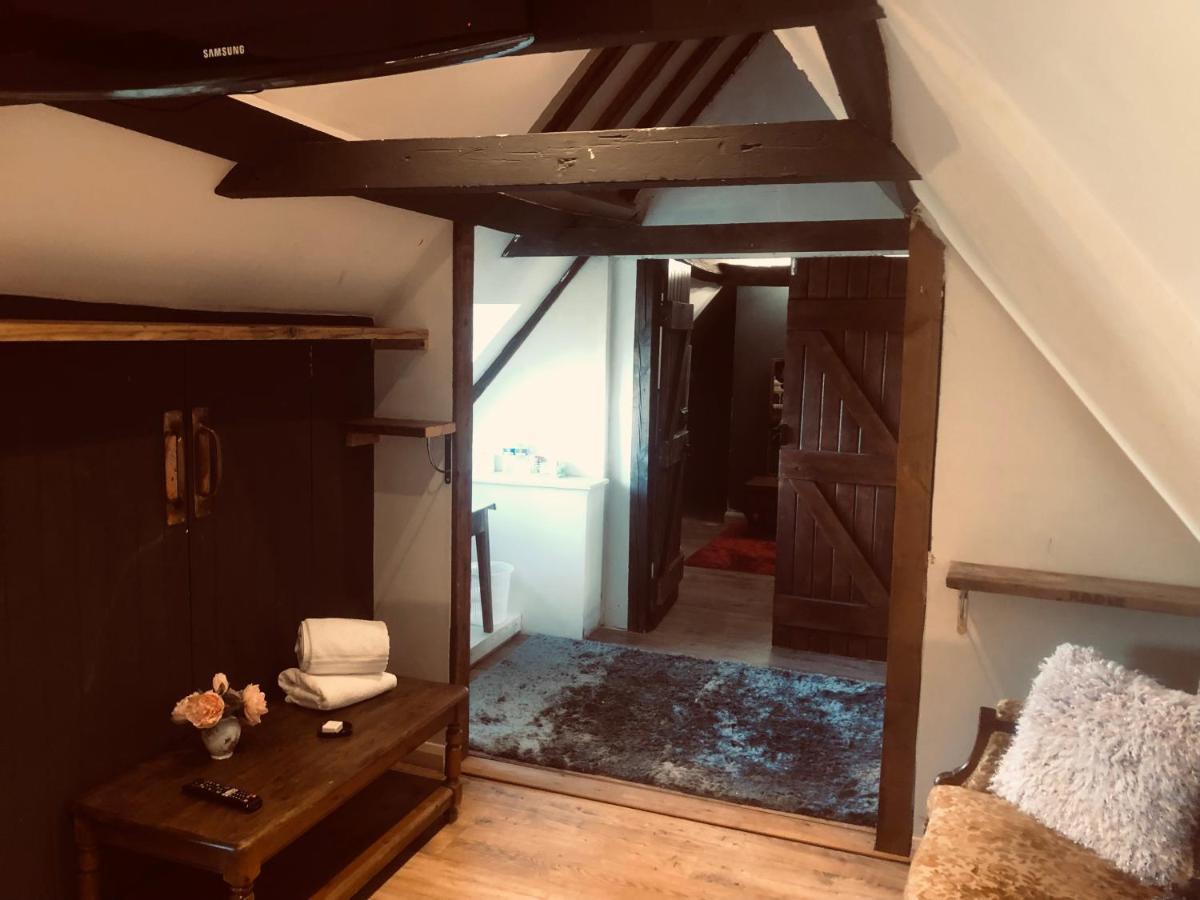 Tudor House - Double Room - Shared Bathroom Goff's Oak Esterno foto