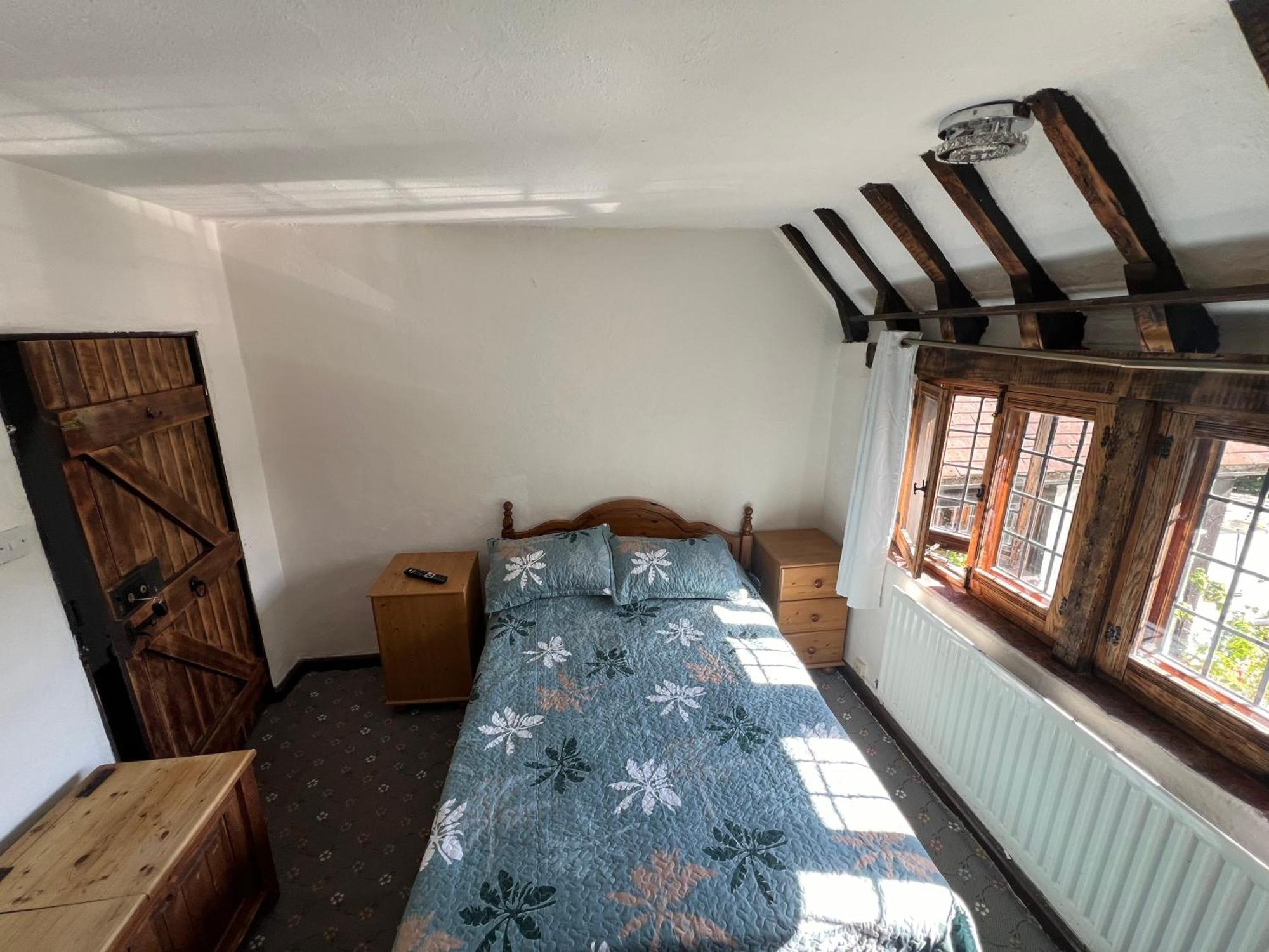 Tudor House - Double Room - Shared Bathroom Goff's Oak Esterno foto
